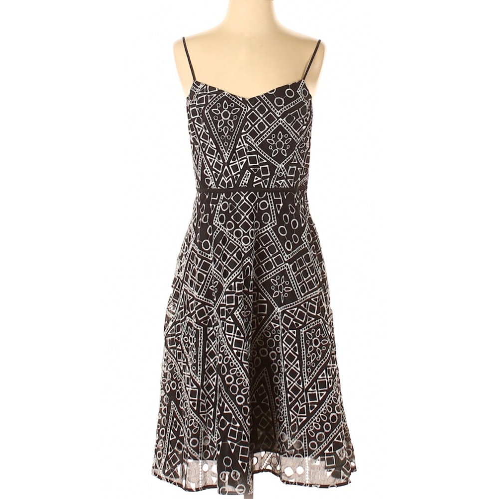 NWT BANANA REPUBLIC Embroidered Geo Lace Dress - Picture 3 of 8